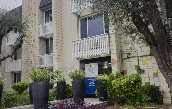 la villa lake apartment front of building