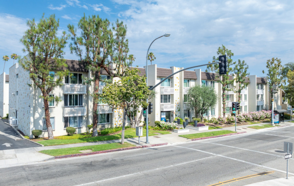 la villa lake apartment complex full view