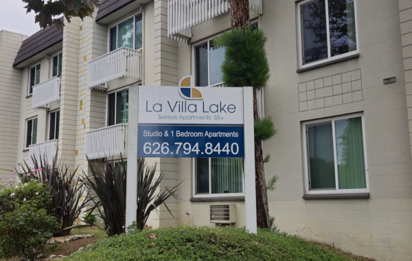 la villa lake apartments sign